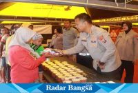 Kapolresta bagi takjil dipos ramadan taman pinang ,Selasa (28/3) ( Foto: Rino Tutuko )