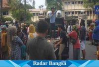 Pedagang pasar larangan demo didepan gedung dewan Sidoarjo ,Jum at (24/3) (Foto : Rino Tutuko )