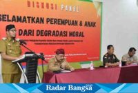 Bupati Sumenep Achmad Fauzi saat Diskusi Panel dengan tema Selamatkan Perempuan dan Anak dari Degradasi Moral, di De Baghraf hotel, Selasa (28/03/2023). (Dok foto Surah/RadarBangsa.co.id)