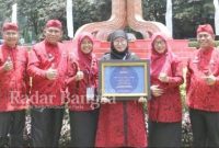  Wakil Bupati Sumenep,  Nyai Dewi Khalifah saat menerima sertifikat dari Menteri Kesehatan RI (Dok Pemkab Sumenep for Surah/RB)