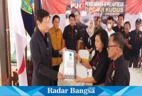 Prosesi penyerahan Bendera Pataka PJI oleh Ketua Umum PJI, Hartanto Boechori kepada Diana untuk dikibarkan di seluruh Kabupaten Kudus menjadi simbol pengukuhan Mardiana sebagai Ketua DPC PJI Kudus periode 2023-2026 (Dok foto PJI for RB)