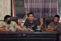 (Tengah)Ketua Komisi IV DPRD Sumenep Akis Jasuli  (Dok foto for Surah/RadarBangsa.co.id) 