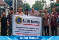 Persatuan Jurnalis Indonesia (PJI) Dewan Pimpinan Cabang (DPC) Sumenep berbagi menggelar acara bagi bagi takjil . Jumat, 31/03/2023. (Dok foto Surah)