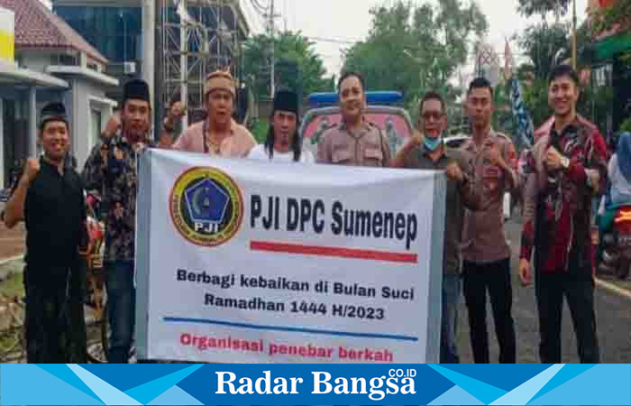 Persatuan Jurnalis Indonesia (PJI) Dewan Pimpinan Cabang (DPC) Sumenep berbagi menggelar acara bagi bagi takjil . Jumat, 31/03/2023. (Dok foto Surah)