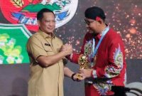  Menteri Dalam Negeri Tito Karnavian saat menyerahkan penghargaan kepada Bupati Sumenep Achmad Fauzi (Dok foto Pemkab for Surah)