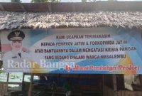Terpampang pamflet bantuan kemanusiaan pemprov Jatim (Dok foto Surah RadarBangsa.co.id)