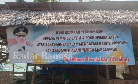 Terpampang pamflet bantuan kemanusiaan pemprov Jatim (Dok foto Surah RadarBangsa.co.id)