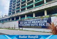 Salah satu spanduk protes dan tuntutan Paguyuban Korban yang dipasang di pagar apartemen Puri City (Foto : FYW)