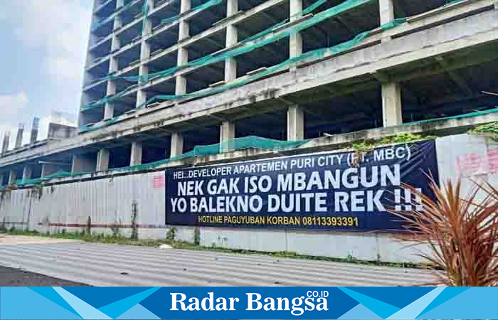 Salah satu spanduk protes dan tuntutan Paguyuban Korban yang dipasang di pagar apartemen Puri City (Foto : FYW)