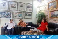 Pengaduan MO (baju merah) melalui Kuasa Hukumnya, Hery Hartono (baju loreng) diterima langsung Ketum DPP YLI, Rohman Hakim (Foto : FYW)