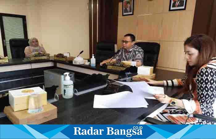 Bro Josiah sewaktu memimpin rapat Bapemperda DPRD Kota Surabaya (Foto : dok pribadi)