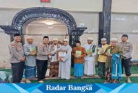 Wakapolres Lumajang, Kompol Andi Febrianto Ali, ketika menggelar kegiatan safari Jum'at Ramadhan di masjid Darul Falah, di kelurahan Kepuharjo, Kecamatan Lumajang, Kabupaten Lumajang Jawa Timur, Jum'at (31/3). (Dok Humas Polres Lumajang, for Riyaman)