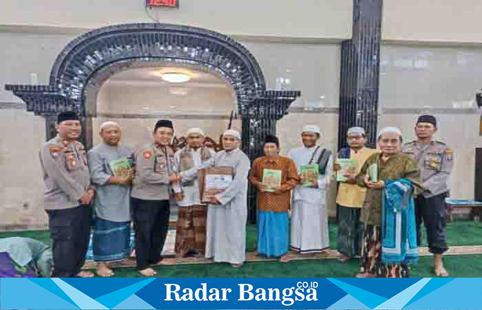 Wakapolres Lumajang, Kompol Andi Febrianto Ali, ketika menggelar kegiatan safari Jum'at Ramadhan di masjid Darul Falah, di kelurahan Kepuharjo, Kecamatan Lumajang, Kabupaten Lumajang Jawa Timur, Jum'at (31/3). (Dok Humas Polres Lumajang, for Riyaman)