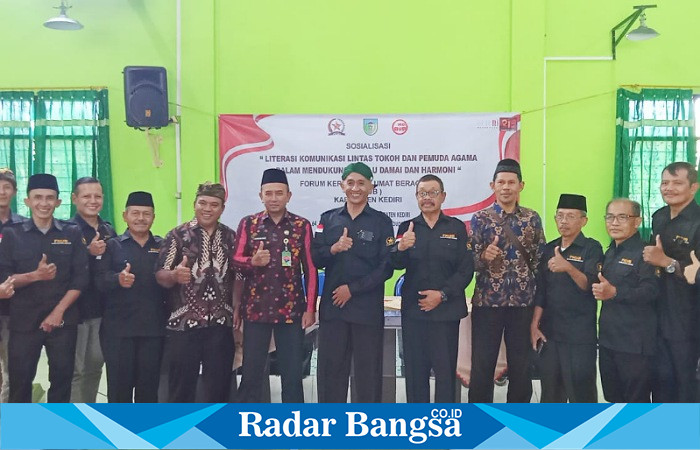 Foto bersama seusai kegiatan sosialisai tentang “Literasi Komunikasi Lintas Tokoh dan Pemuda Agama Dalam Mendukung Pemilu Damai dan Harmoni (foto: Rurin)