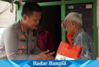 Kapolresta turun langsung bagikan sembako ,Senin (3/4) Di Area Tangul Porong (Foto : Rino Tutuko )