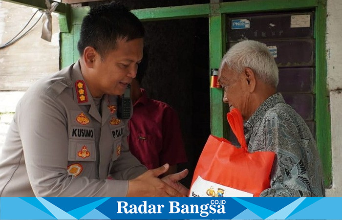 Kapolresta turun langsung bagikan sembako ,Senin (3/4) Di Area Tangul Porong (Foto : Rino Tutuko )