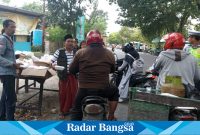 Sekretariat DPC PJI Kudus, saat bagi-bagi takjil Ruko Sempalan 26 Kabupaten Kudus Jawa Tengah, Senin (10/4/2023) (Dok foto PJI)