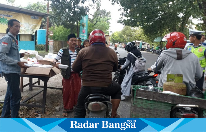 Sekretariat DPC PJI Kudus, saat bagi-bagi takjil Ruko Sempalan 26 Kabupaten Kudus Jawa Tengah, Senin (10/4/2023) (Dok foto PJI)