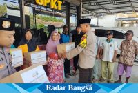 Kapolsek Bluluk Iptu Sudibyo saat bagikan Bhakti Sosial berupa pemberian bantuan kemanusiaan untuk masyarakat kurang mampu di Dusun Kauman Desa Bluluk, Kecamatan Bluluk, Kabupaten Lamongan, Jumat (14/04/2023). (Dok foto Polsek Beluluk for RadarBangsa.co.id)
