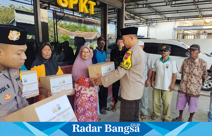 Kapolsek Bluluk Iptu Sudibyo saat bagikan Bhakti Sosial berupa pemberian bantuan kemanusiaan untuk masyarakat kurang mampu di Dusun Kauman Desa Bluluk, Kecamatan Bluluk, Kabupaten Lamongan, Jumat (14/04/2023). (Dok foto Polsek Beluluk for RadarBangsa.co.id)
