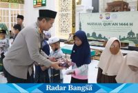 Kapoltesta berisantunan ke anak yatim piatu. jum at (14/4) di polresta ( Foto : Rino Tutuko )