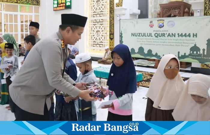 Kapoltesta berisantunan ke anak yatim piatu. jum at (14/4) di polresta ( Foto : Rino Tutuko )