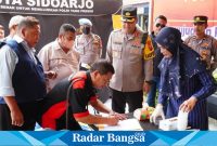 Polresta menyaksikan kru bis di tes urin ,Selasa (18/4) Di Bungurasih (Foto : Rino Tutuko )