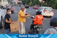 Heru Satriyo (baju kuning) dan Anggota MAKI Jatim membagikan takjil kepada pengguna jalan di depan Gedung Negara Grahadi, Kamis (20/4/2023) sore (Foto : Dok pribadi Heru Satriyo)