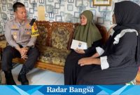 Kapolresta melakukan kunjungan ke warakawuri serta anak yatim,Jumat (21/4) di Sidoarjo (Foto : Rino Tutuko )
