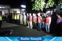 Kapolsek Cidaun AKP Munawir sedang menyampaikan amanat apel malam Idul Fitri tahun 1444 hijriyah di hadapan personil gabungan pengamanan Idul Fitri (Dok foto Ae Nasuhion)