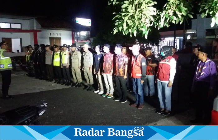 Kapolsek Cidaun AKP Munawir sedang menyampaikan amanat apel malam Idul Fitri tahun 1444 hijriyah di hadapan personil gabungan pengamanan Idul Fitri (Dok foto Ae Nasuhion)