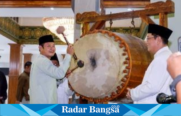 Bupati Lamongan Yuhronur Efendi saat membuka pelaksanaan takbir bersama, Jumat (21/4) di Halaman Masjid Agung Lamongan (Dok foto pemkab for RadarBangsa.co.id)