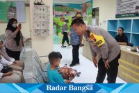 Kapolresta beri bingkisan pada keluarga tahanan ,Selasa (25/4) di Sidoarjo (Foto : Rino Tutuko )