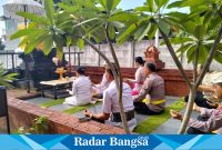 Anggota polresta melakukan sembayang,Sabtu (29/4) Di Sidoarjo (Foto: Rino Tutuko )