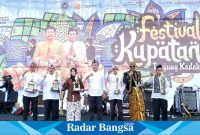 Bupati Lamongan Yuhronur Efendi, saat membuka festival kupatan di halaman parkiran Wisata Bahari Lamongan (WBL), Sabtu (29/4), (Dok foto RadarBangsa.co
id)