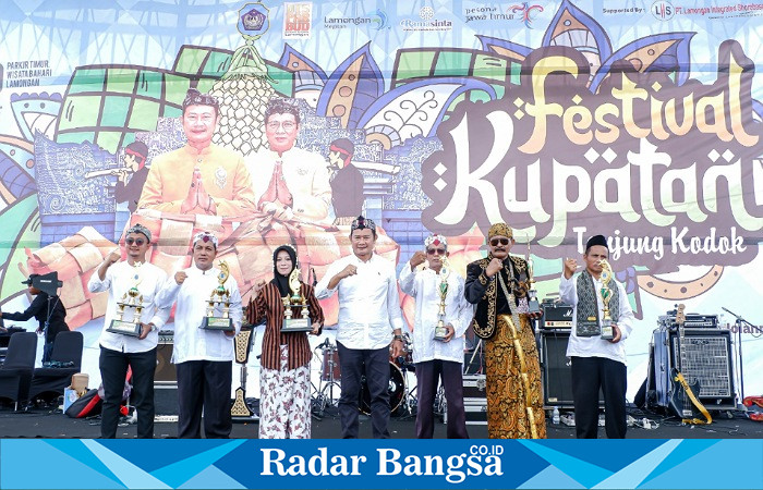 Bupati Lamongan Yuhronur Efendi, saat membuka festival kupatan di halaman parkiran Wisata Bahari Lamongan (WBL), Sabtu (29/4), (Dok foto RadarBangsa.co
id)