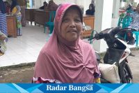 Bu Sundari (63) Warga Dusun Dringu Desa Pataan Kec Sambeng saat menerima BPNT di Kantor Desa, Sabtu ( 29/04), (Dok foto RadarBangsa.co.id )