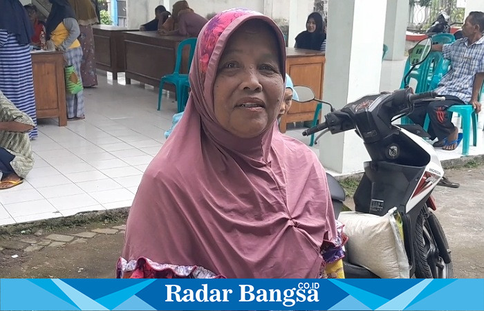 Bu Sundari (63) Warga Dusun Dringu Desa Pataan Kec Sambeng saat menerima BPNT di Kantor Desa, Sabtu ( 29/04), (Dok foto RadarBangsa.co.id )