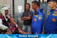 Bu Sunijak saat mendapatkan perawatan ( Dok foto Sukri)