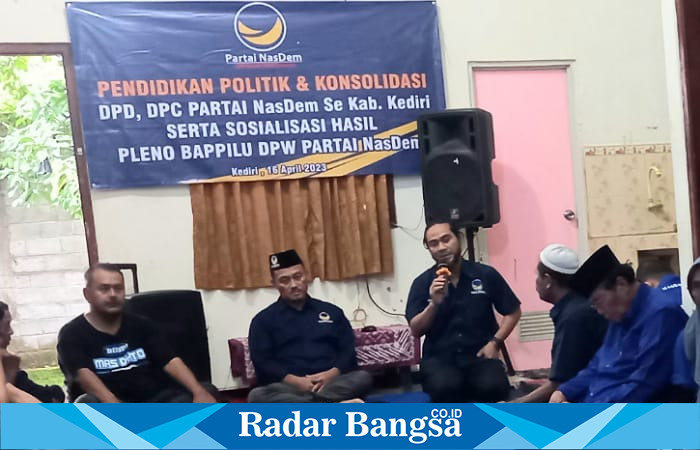 Khusnul Arif, S.Sos, Ketua Bidang OKK DPD Partai NasDem Kabupaten Kediri saat acara buka puasa bersama dengan DPC (foto: Hikam)