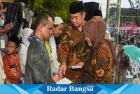 Bupati Lamongan Yuhronur Efendi saat menyerahkan 25 bantuan berupa uang kepada anak yatim, difabel, dan keluarga kurang sejahtera di depan gedung Pemerintah Kabupaten Lamongan, Jumat (14/4)  (Dok foto pemkab RadarBangsa.co.id)
