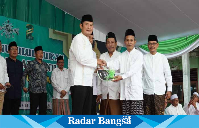 Bupati  Yuhronur  saat memberikan memberikan simbol kontek mobil ke ketua PCNU Babat,  di Pondok Pesantren Nurul Siroj Kecamatan Babat.Sabtu (15/4) (Dok foto PemkaB)