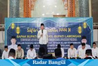 Bupati Lamongan Yuhronur Efendi saat melangsungkan Safari Ramadhan, Senin 17/4) di Masjid Jami' Al Ikhlas Desa Moropelang Kecamatan Babat.(Dok foto Pemkab Lamongan)