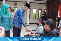 Bupati Lamongan Yuhronur Efendi saatmemberikan santunan kepada 100 difabel dari Yayasan Griya Qur'an Difabel Lamongan, Selasa (18/4) di Pendopo Lokatantra. (Dok foto pemkab for RadarBangsa.co.id) 