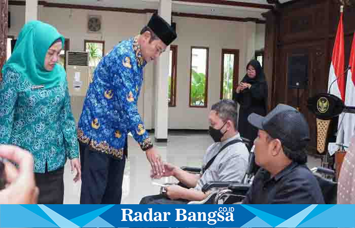 Bupati Lamongan Yuhronur Efendi saatmemberikan santunan kepada 100 difabel dari Yayasan Griya Qur'an Difabel Lamongan, Selasa (18/4) di Pendopo Lokatantra. (Dok foto pemkab for RadarBangsa.co.id) 