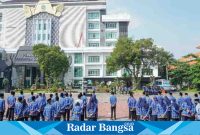 Bupati Lamongan Yuhronur Efendi, saat pimpin apel Korps Pegawai Republik Indonesia (KORPRI) di Halaman Pemerintah Kabupaten Lamongan, Selasa (18/4). (Dok foto pemkab Lamongan for RadarBangsa.co.id)