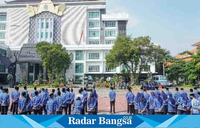 Bupati Lamongan Yuhronur Efendi, saat pimpin apel Korps Pegawai Republik Indonesia (KORPRI) di Halaman Pemerintah Kabupaten Lamongan, Selasa (18/4). (Dok foto pemkab Lamongan for RadarBangsa.co.id)