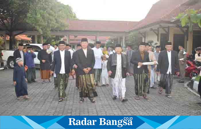 Bupati Lamongan sholat Idul Fitri di Masjid Agung Lamongan,Sabtu (22/4) (Dok foto Pemkab Lamongan) 