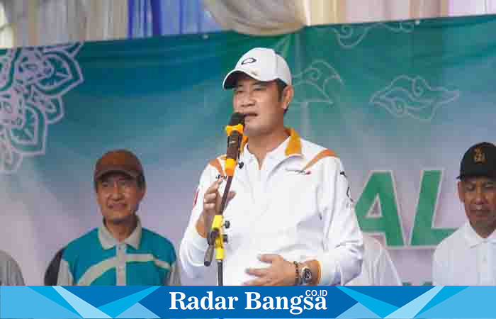 Bupati Lamongan Yuhronur Efendi menghadiri acara halal bihalal yang dikemas melalui kegiatan jalan sehat, di Desa Bulubrangsi Kecamatan Laren,  Rabu (26/4) (Dok foto Pemkab Lamongan for RadarBangsa.co.id)