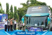 Bupati Lamongan Yuhronur Efendi saat berangkatkan 3 bus balik mudik, Jumat (28/4) (Dok foto Pemkab Lamongan for RadarBangsa.co.id)